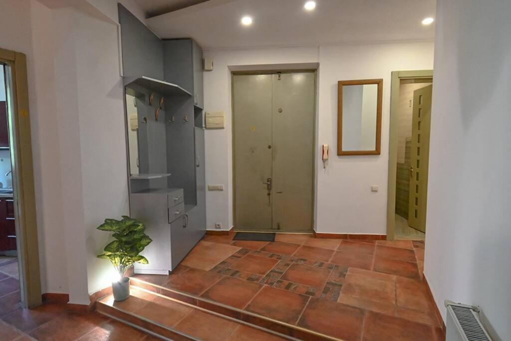 Daire Classic Apt. On Liberty Square *